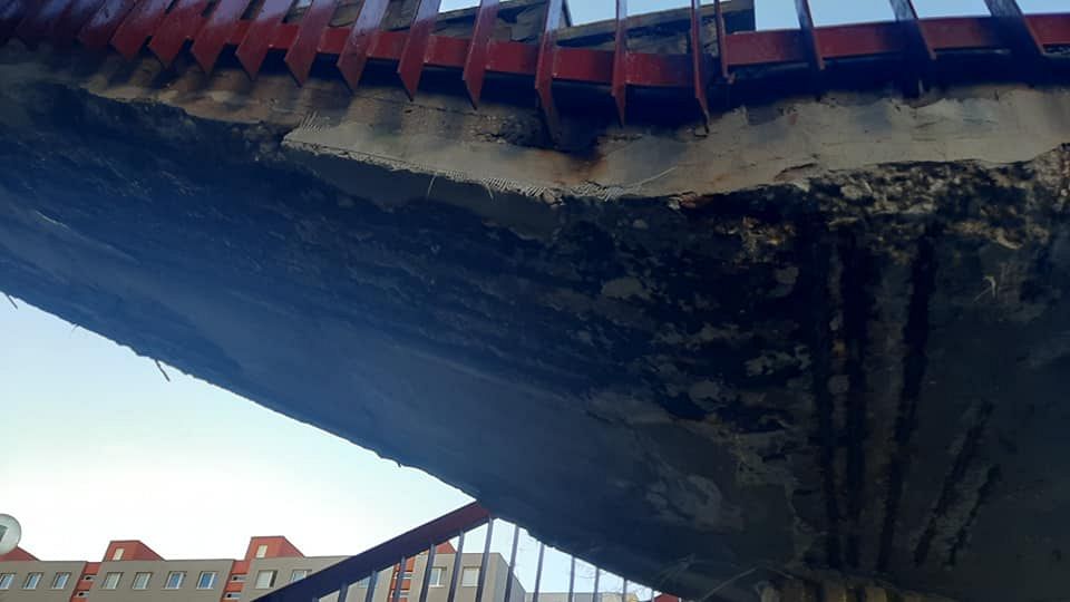 Mánesovo námestie - schody vykazujú známky statického poškodenia,  Petržalka, Bratislava | Odkazprestarostu.sk