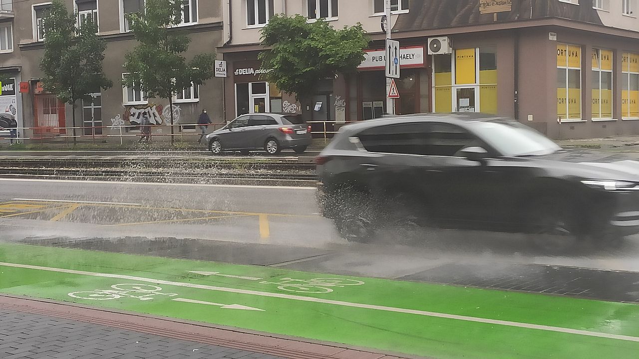 Račianska-zle vyspádovaná cesta a voda držiaca sa na ceste, Nové Mesto,  Bratislava | Odkazprestarostu.sk