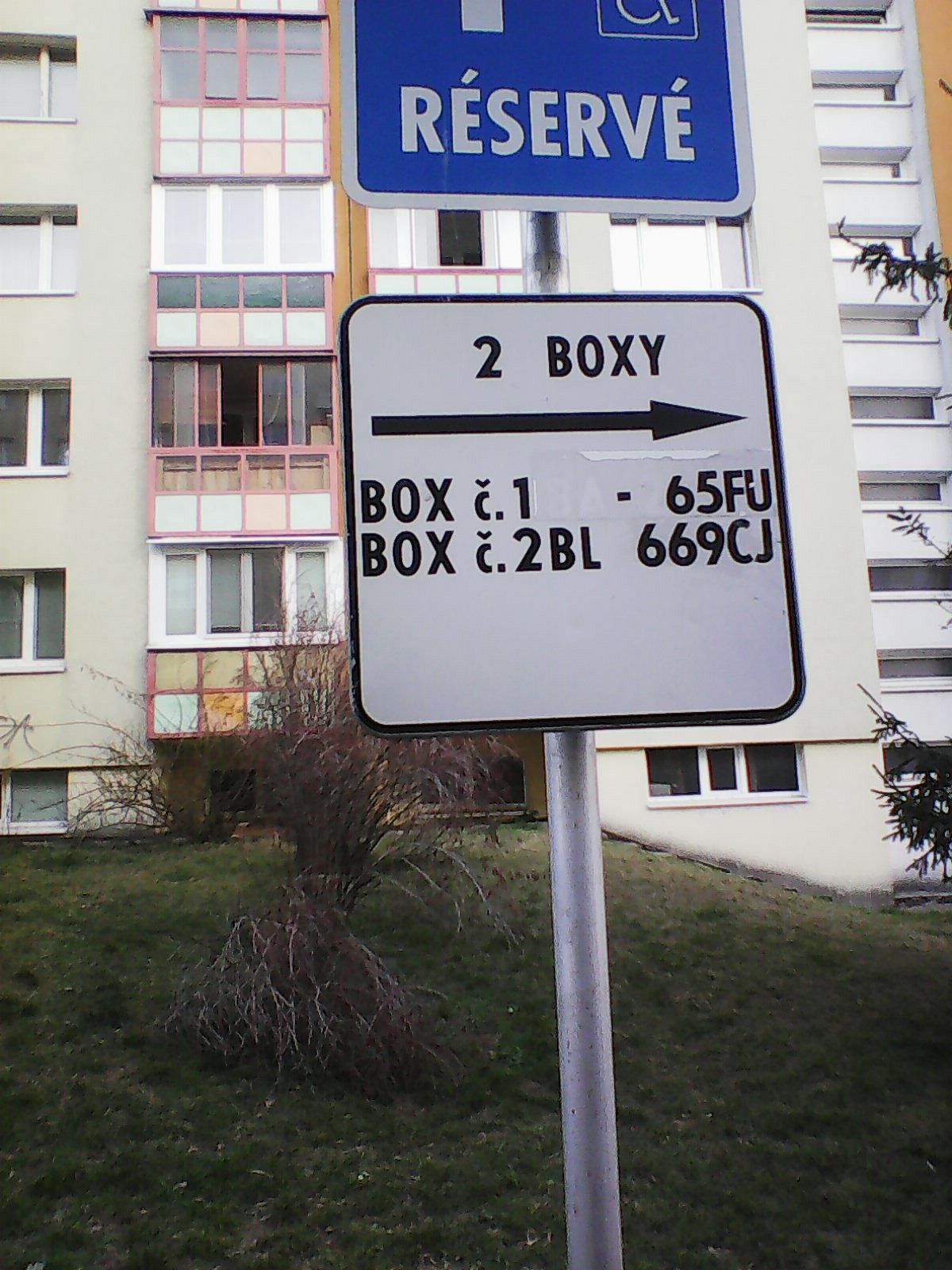 Zneužívanie vyhr. parkovania na Ul. J. Stanislava 6, Karlova Ves,  Bratislava | Odkazprestarostu.sk