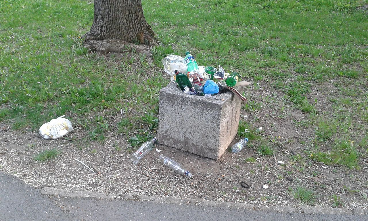 Večné nevysypané odpadkové koše v Madaras parku, Mesto Východ a Mesto Juh,  Spišská Nová Ves | Odkazprestarostu.sk