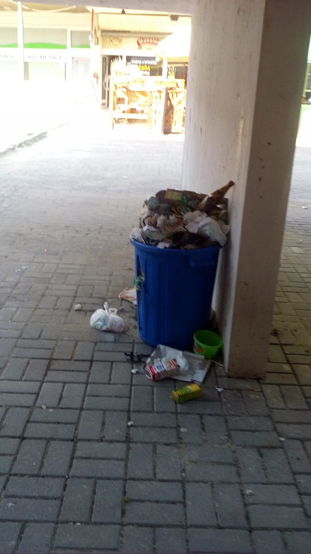 Plný kôš na odpadky pri OD Centrum, Karlova Ves, Bratislava |  Odkazprestarostu.sk