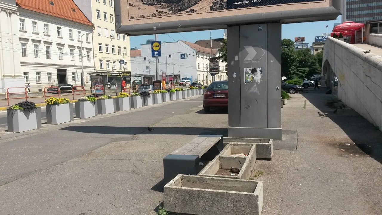 Staré betónové kvetináče zabudli odviesť?, Staré Mesto, Bratislava |  Odkazprestarostu.sk