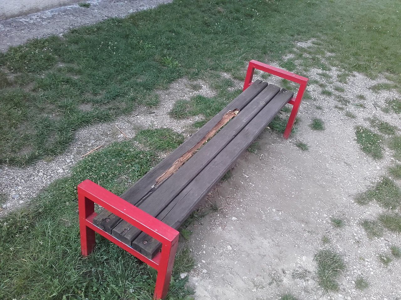 Zhnité dosky na lavičke na Mudrochovej ulici pri pieskovisku, , Rajec |  Odkazprestarostu.sk