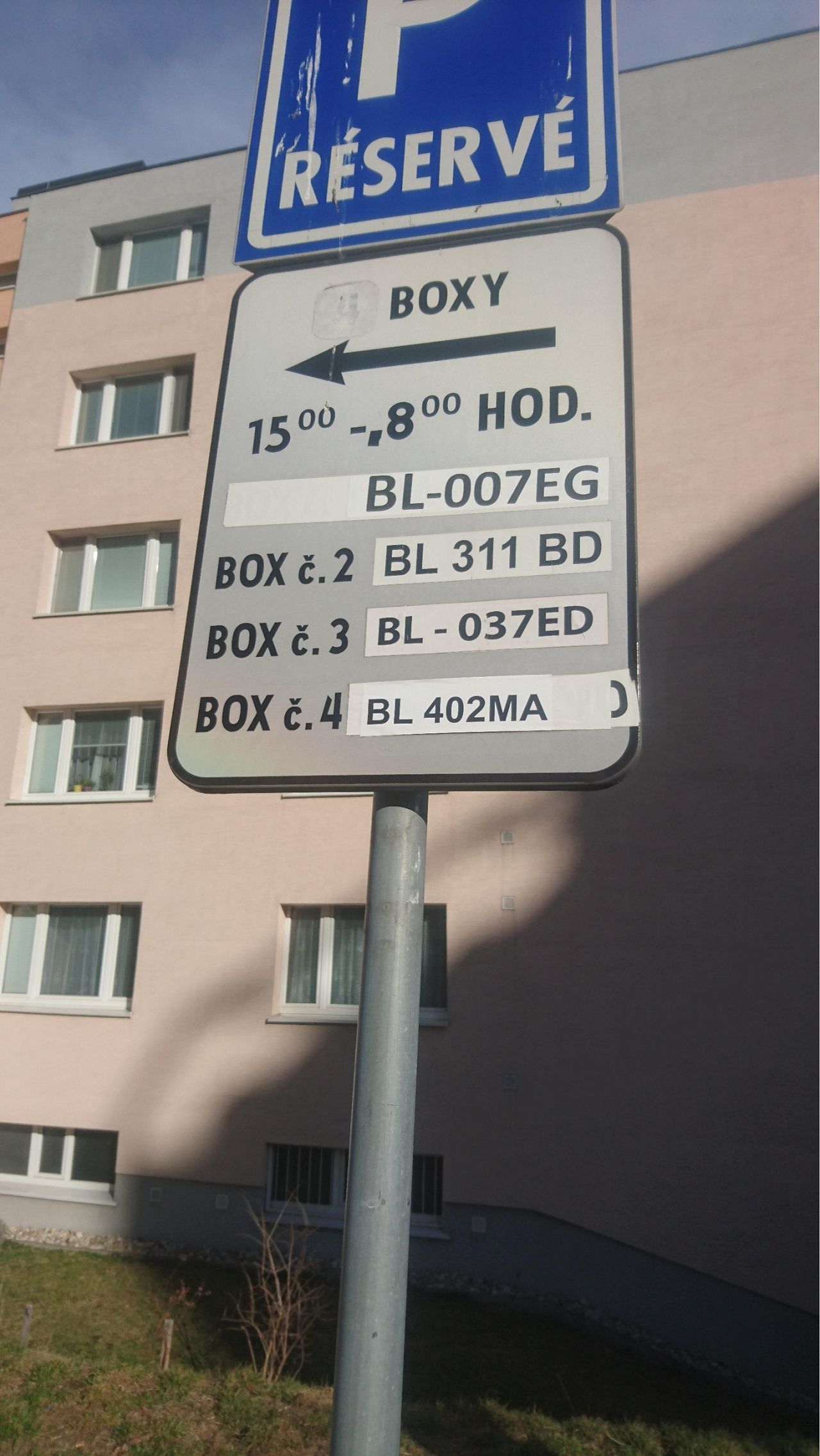 Neprehľadné vyhradené parkovanie na Ľ. Fullu 24, Karlova Ves, Bratislava |  Odkazprestarostu.sk