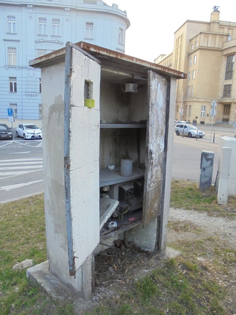 Rozbitá elektrická skriňa na Šafárikovom nám., Staré Mesto, Bratislava |  Odkazprestarostu.sk