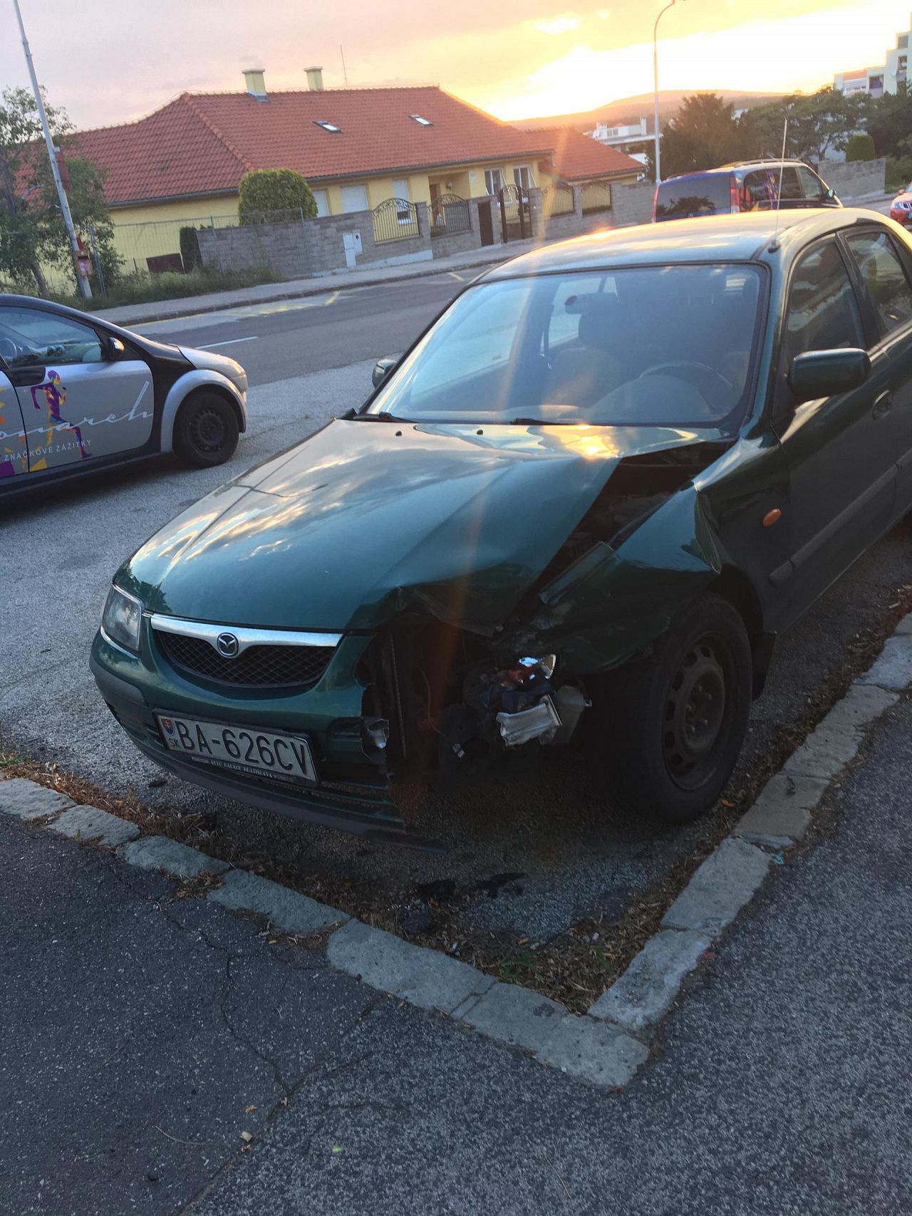 Nabúrané auto na parkovisku, Staré Mesto, Bratislava | Odkazprestarostu.sk