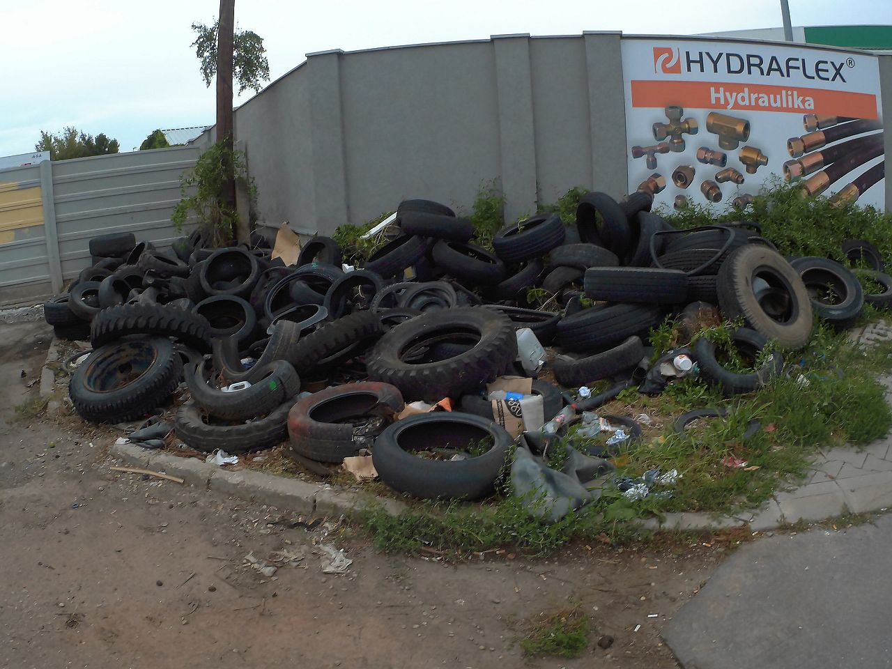 Skládka pneu pred zberným dvorom na Mikovíniho, Juh, Trnava |  Odkazprestarostu.sk