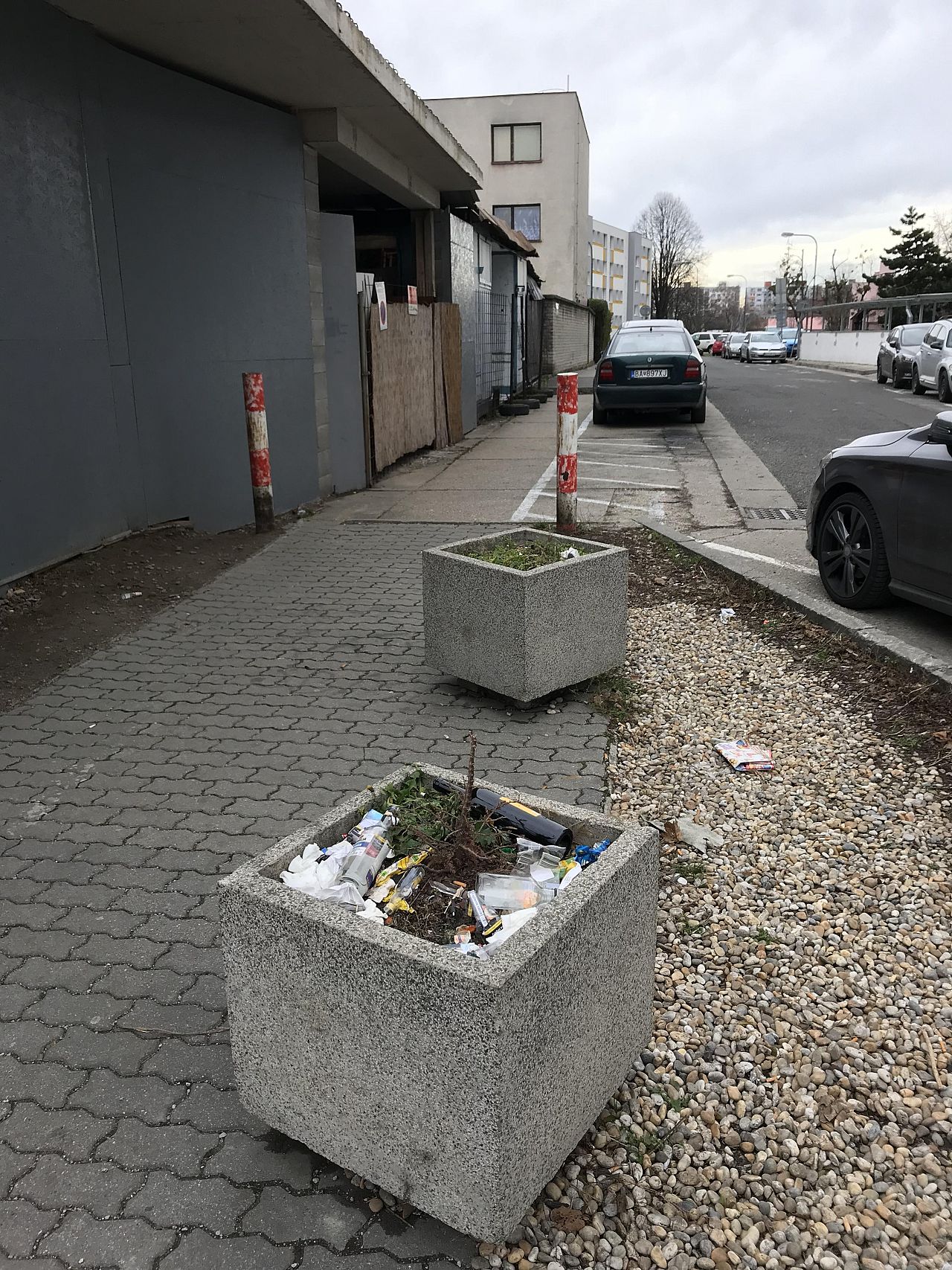Betónové “kvetináče” pri zastávke 66, Ružinov, Bratislava |  Odkazprestarostu.sk