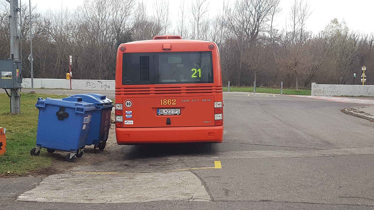 Svojvoľne vyznačené parkovacie miesto pre autobusy, Devínska Nová ...