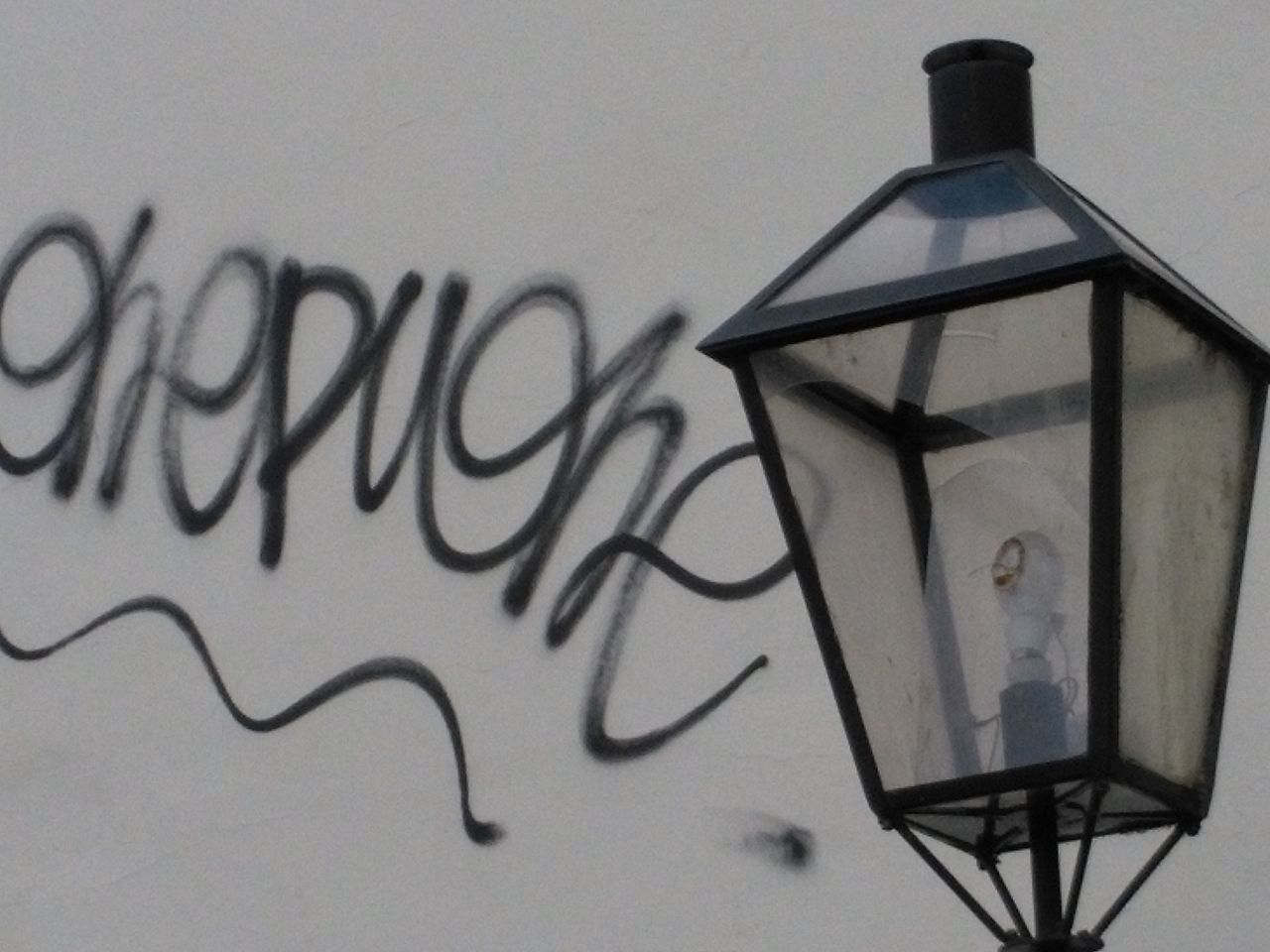 Rozbitá pouličná lampa, Staré Mesto, Bratislava | Odkazprestarostu.sk