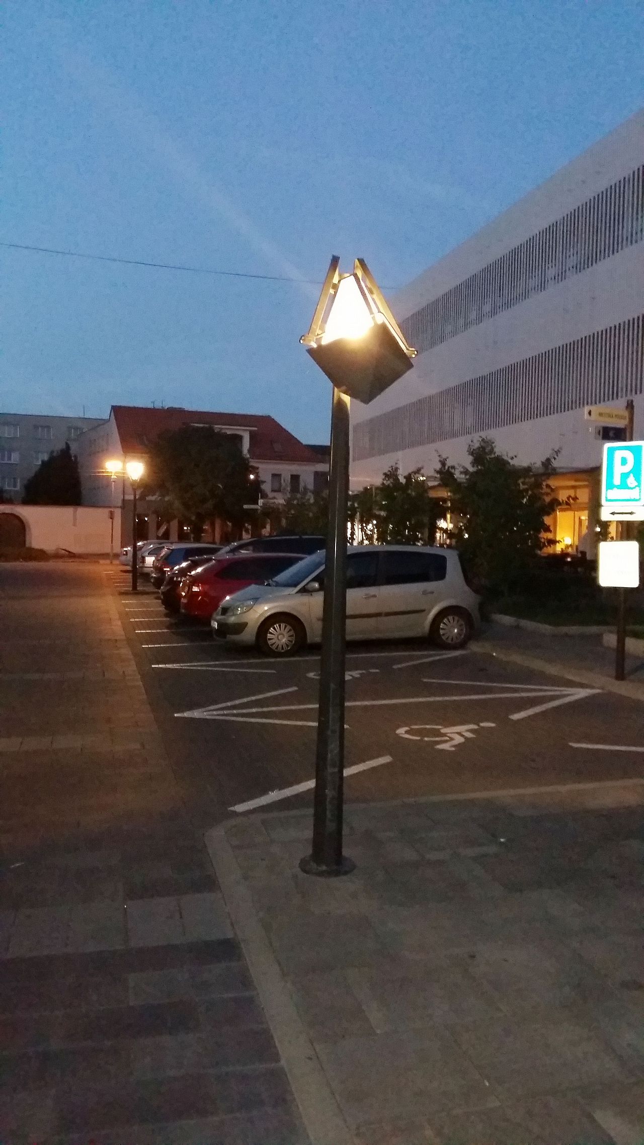 Poškodená pouličná lampa, Stred, Trnava | Odkazprestarostu.sk