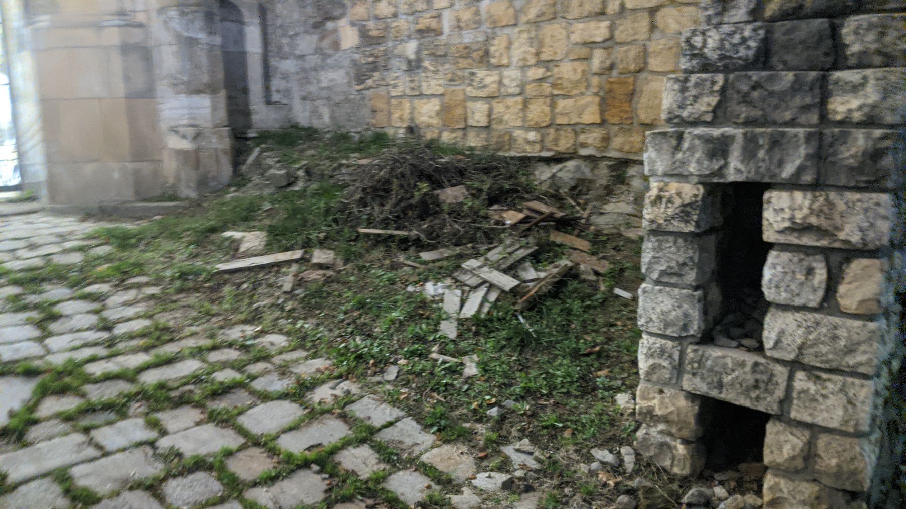 Zámocké schody-neporiadok a odpadky-neporiadok vo verejnom priestranstve,  Staré Mesto, Bratislava | Odkazprestarostu.sk