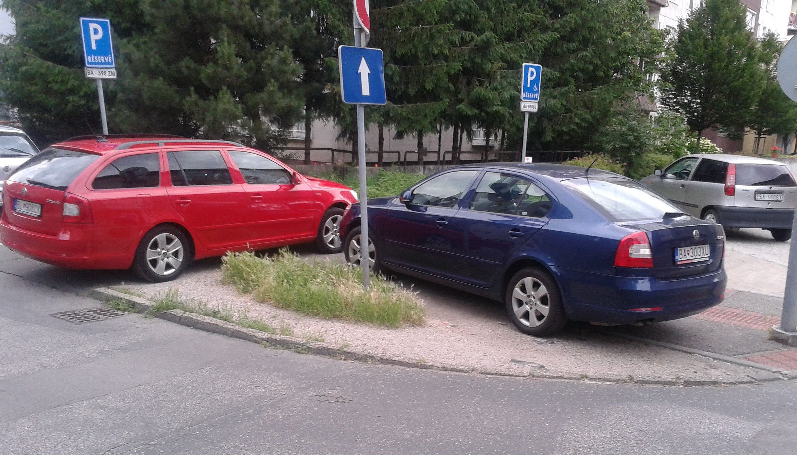 Parkovanie na chodníku - Klincová ul., Ružinov, Bratislava |  Odkazprestarostu.sk