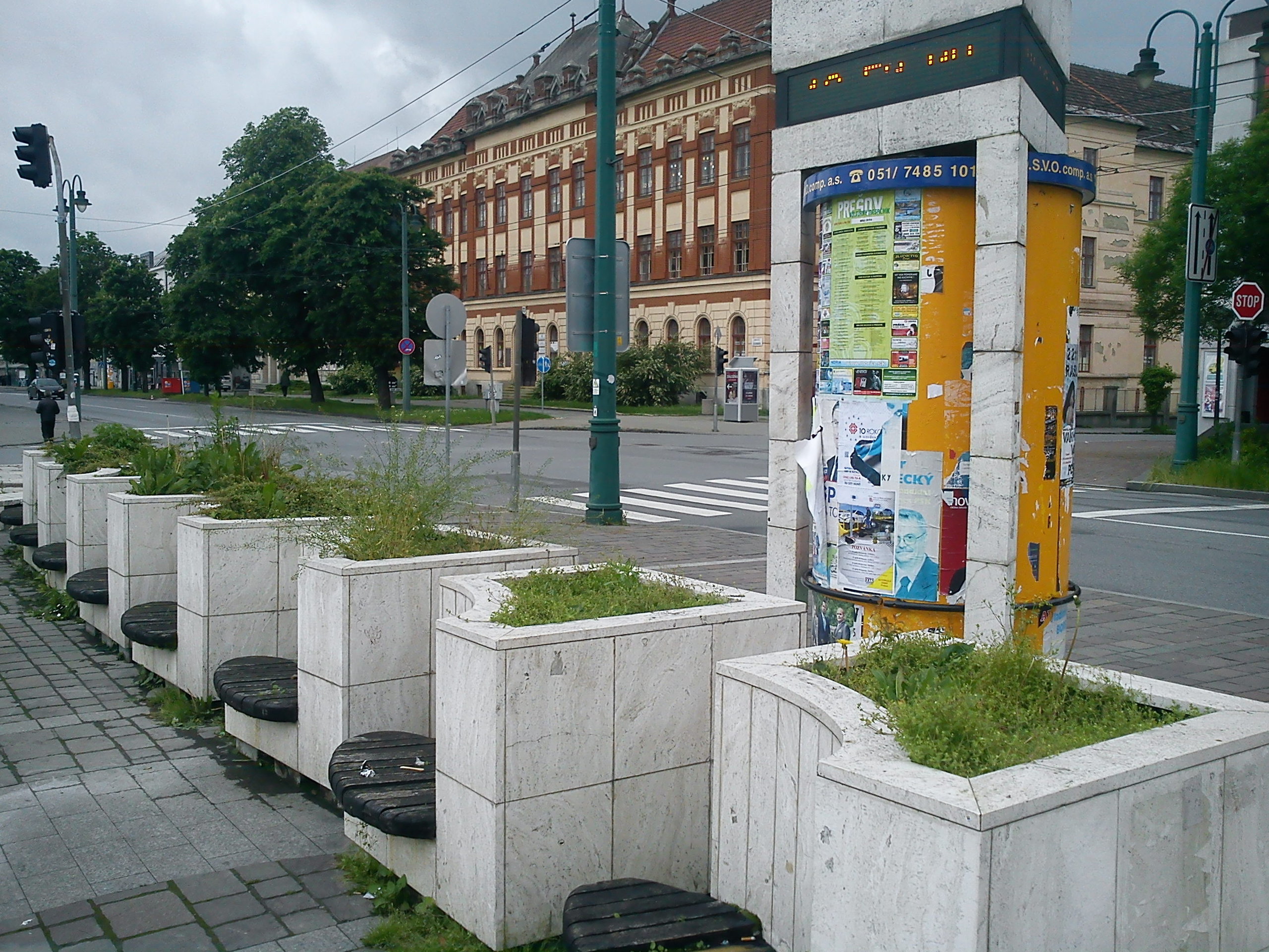 Dlhodobo zanedbané veľké kvetináče na Námestí legionárov, Centrum mesta,  Prešov | Odkazprestarostu.sk