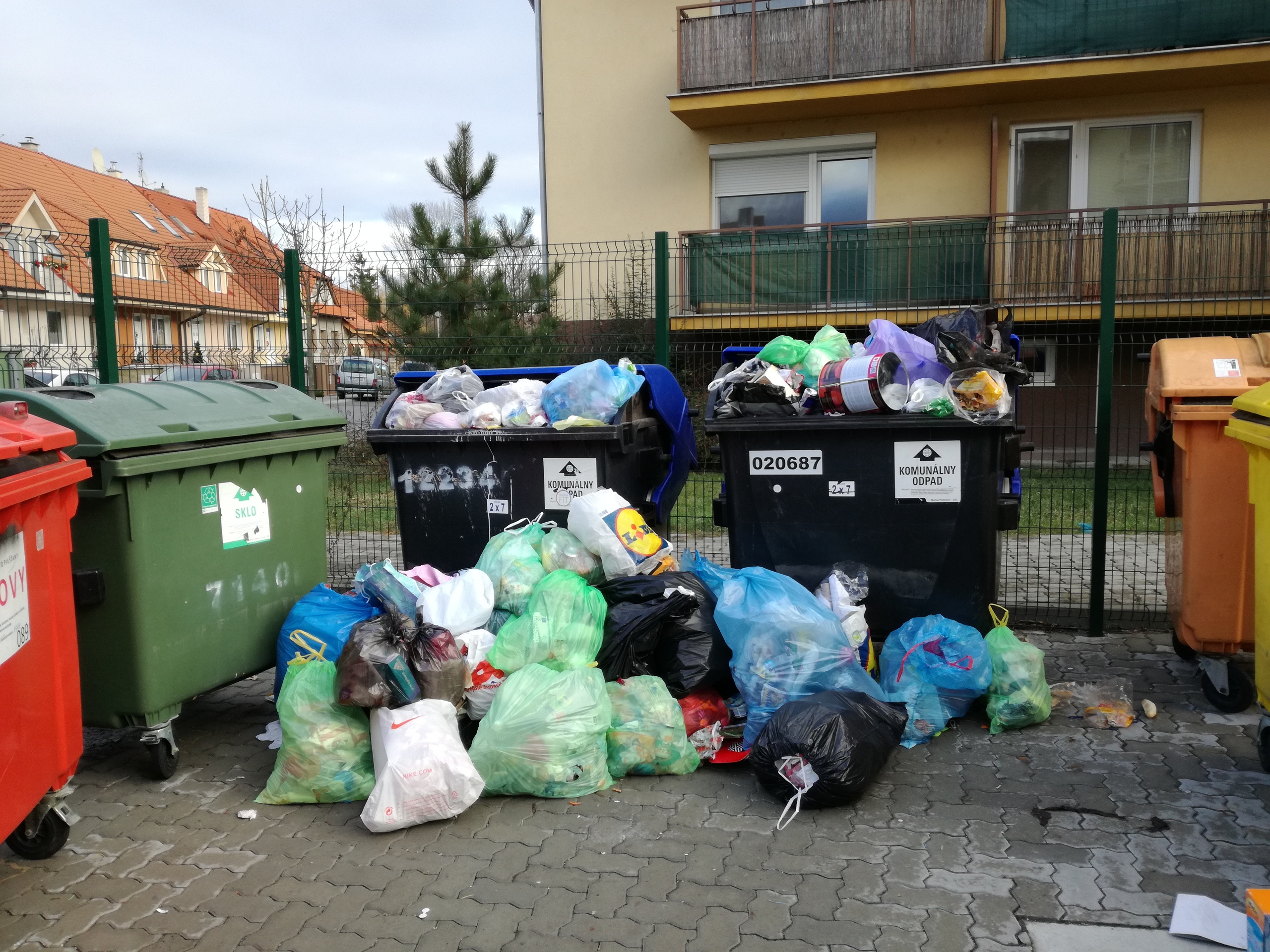 Komunálny odpad,Čachtická ulica, , Piešťany | Odkazprestarostu.sk