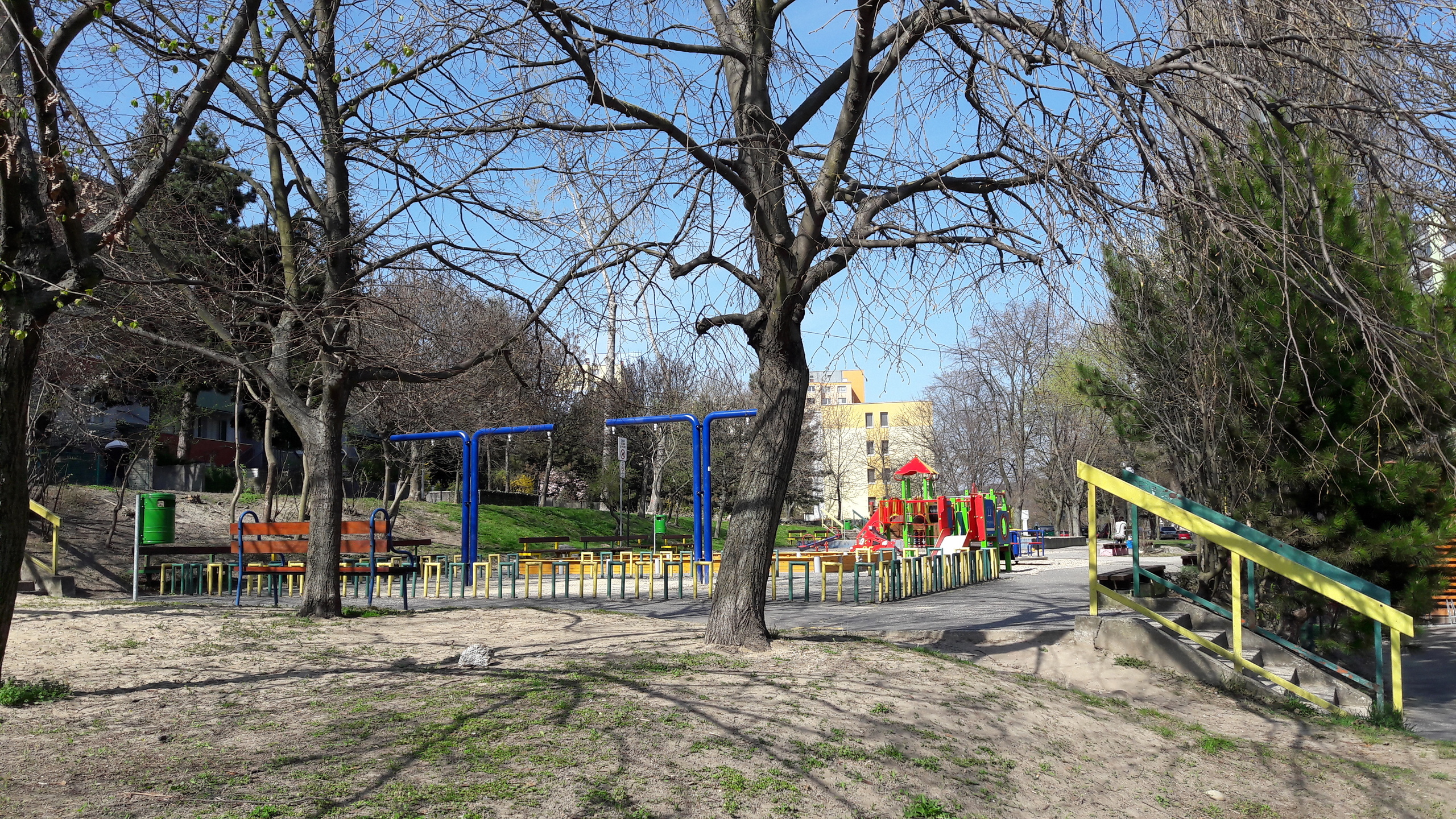 Hojdačky na detskom ihrisku pri amfiteátri v Dúbravke, Dúbravka, Bratislava  | Odkazprestarostu.sk