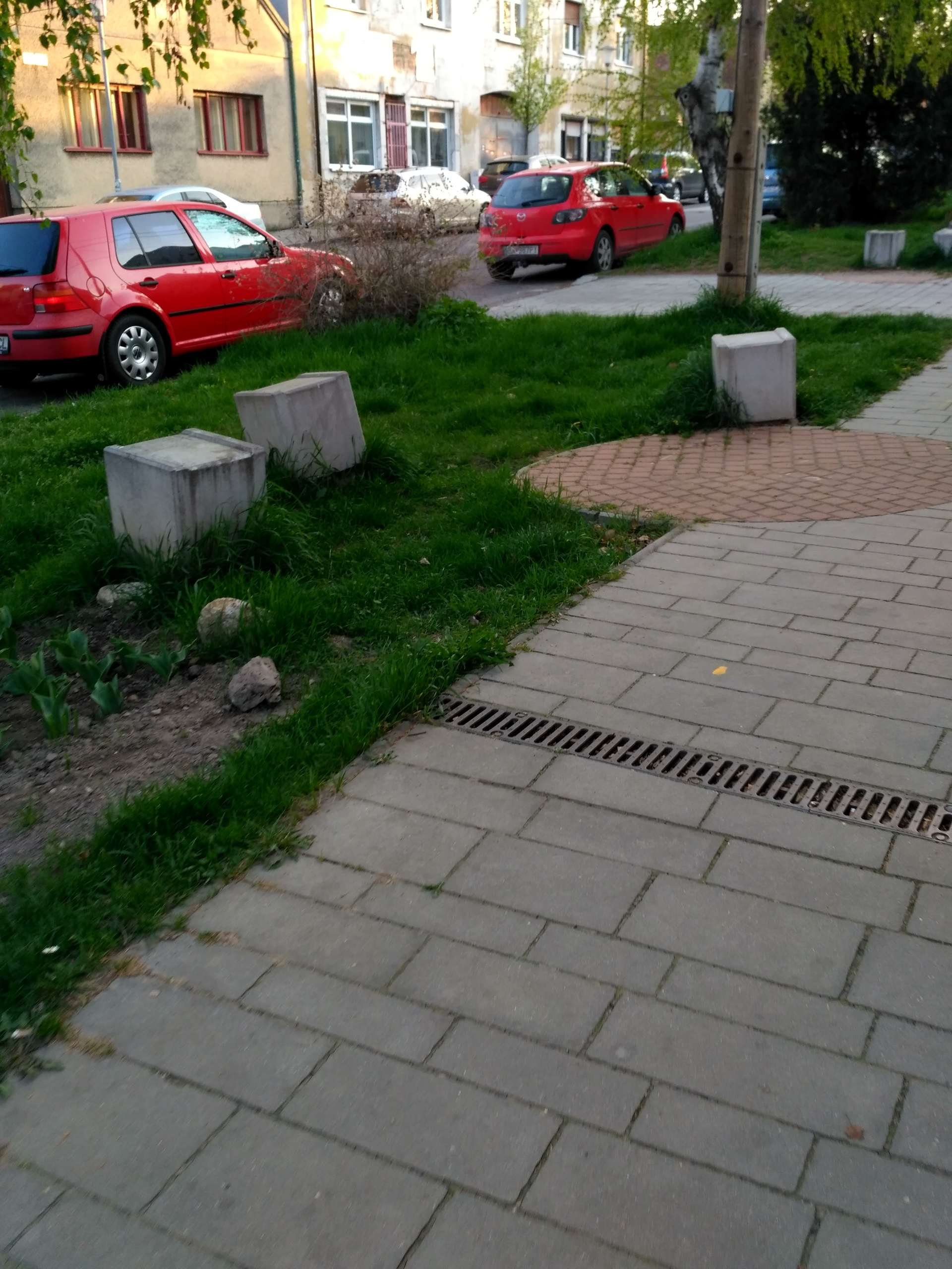 Betónové kocky na Alstrovej, Rača, Bratislava | Odkazprestarostu.sk