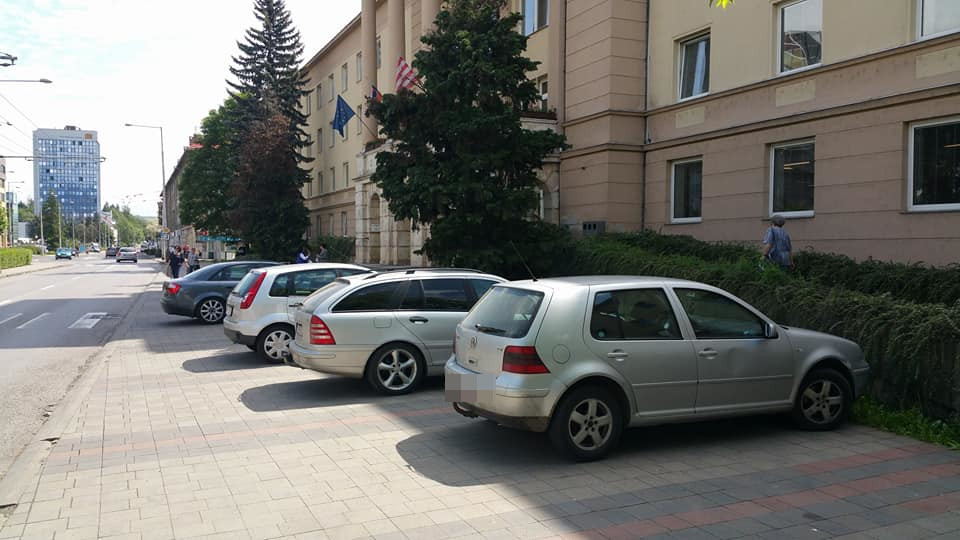 Parkovanie pred Mestským úradom Banská Bystrica, Centrum, Banská Bystrica |  Odkazprestarostu.sk