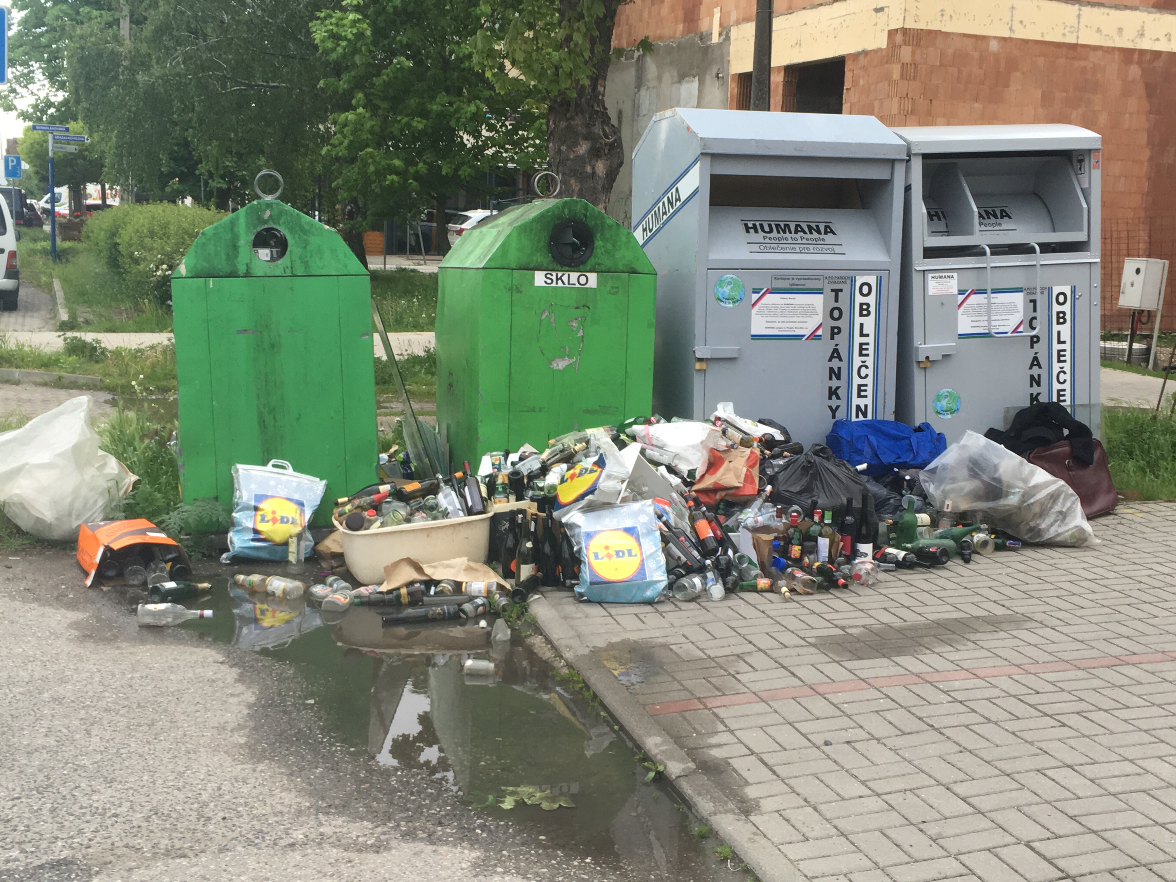 Bernolákovská-neporiadok a odpadky-neporiadok vo verejnom priestranstve, ,  Ivanka pri Dunaji | Odkazprestarostu.sk